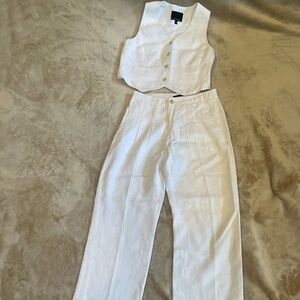 Banana Republic White linen vest and matching pants. Size 2